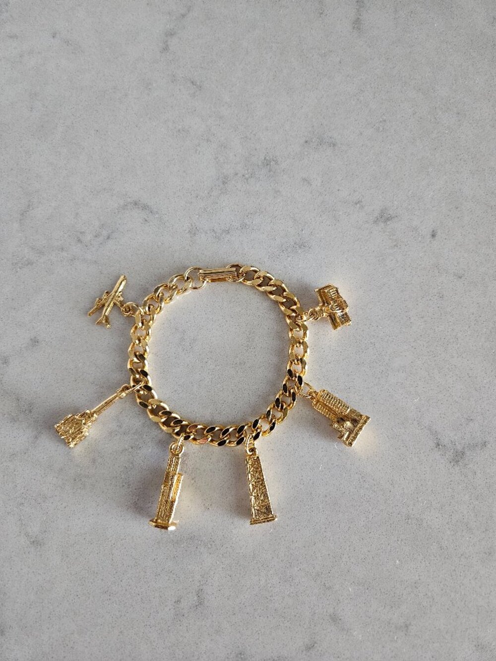 GOLD-TONE CHARM BRACELET WITH FAMOUS BUILDINGS IN CHICAGO CHARMS